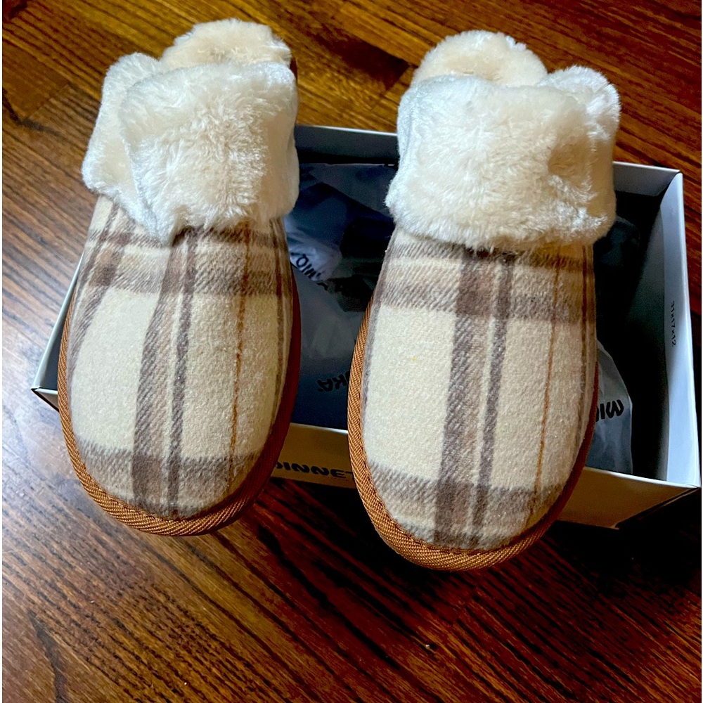 Minnetonka Shar Scuff Slippers